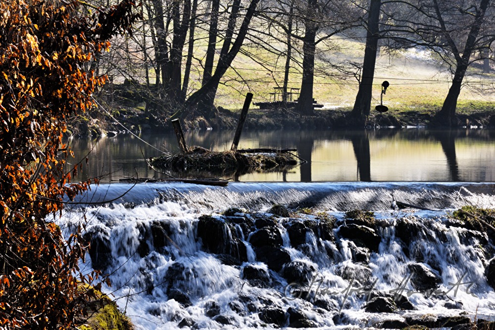 Wasserfall und Entlastungsbecken bei der Wehr