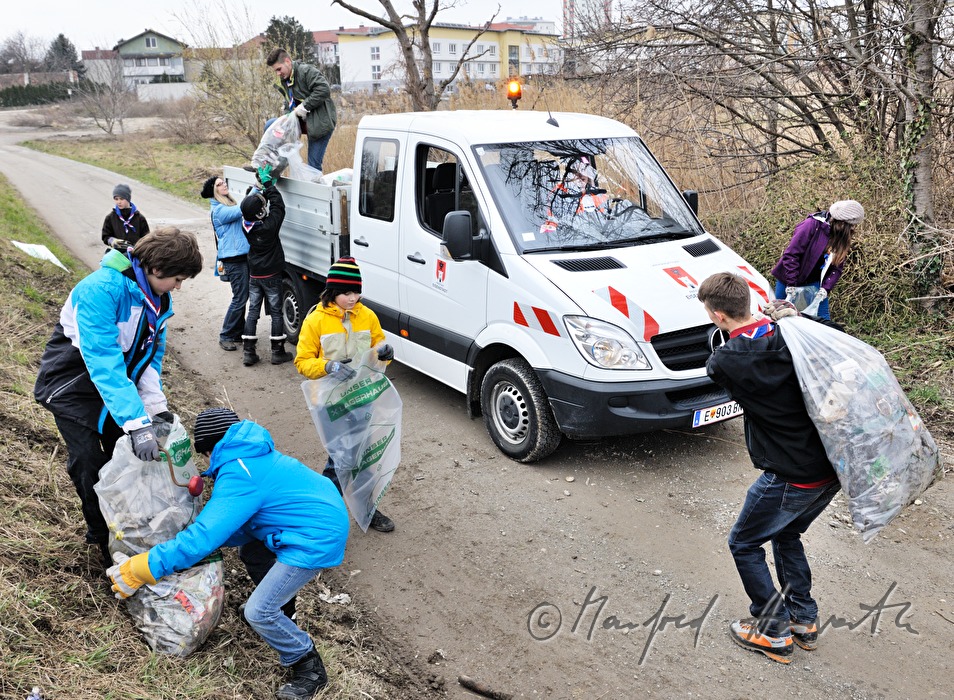 Kinder bei der jährlichen Flurreinigung nach dem Winter