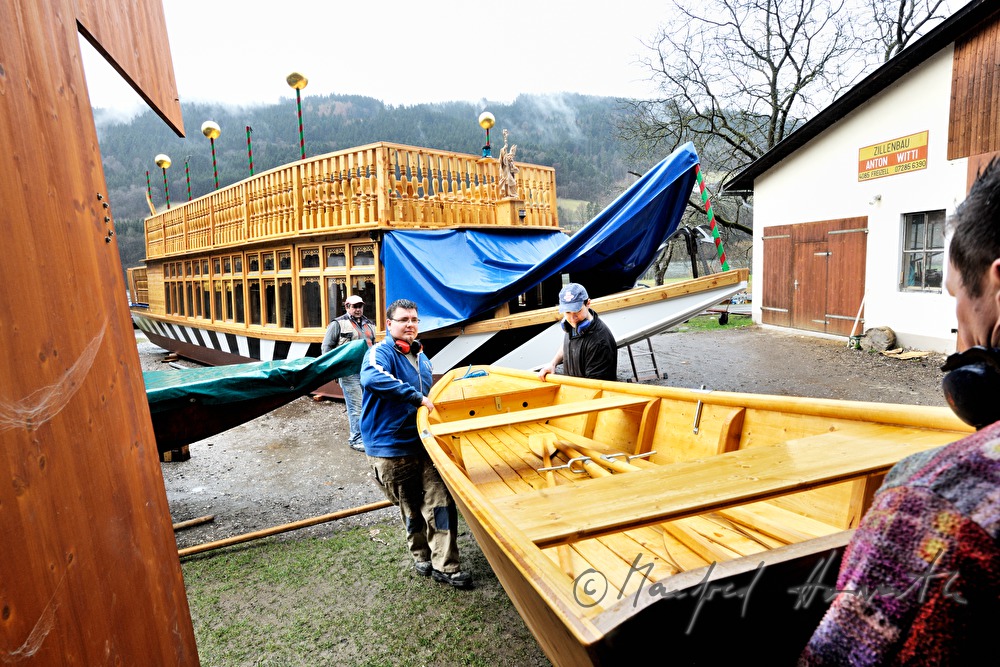 neu gebaute Zille wird zum Wasser getragen