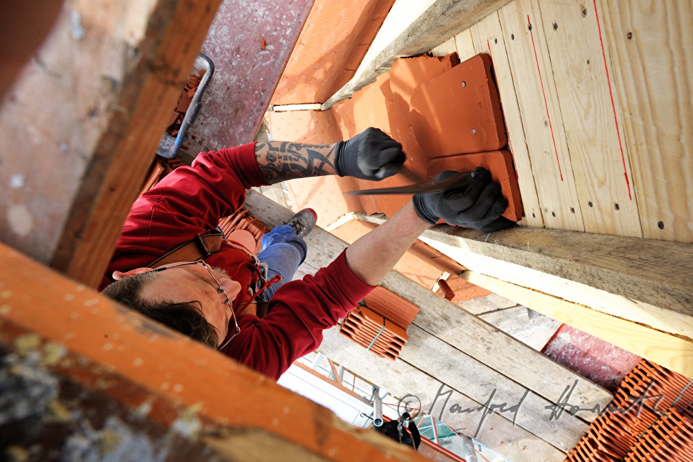 Dachdecker arbeitet am Kirchturm
