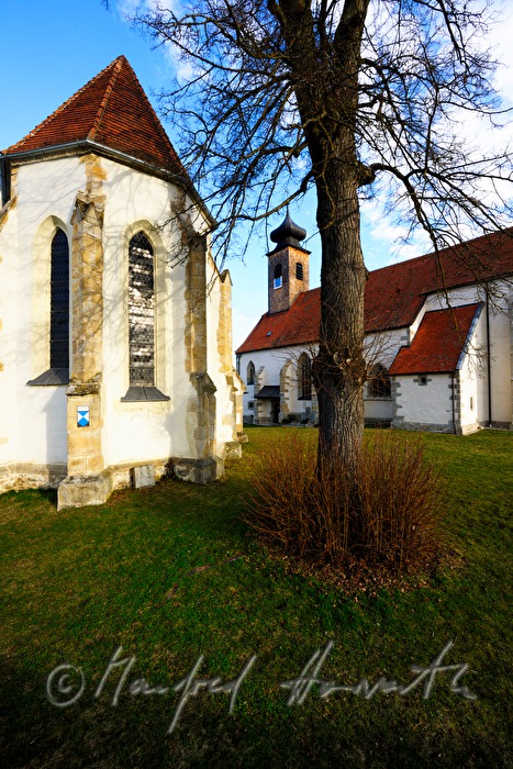 spätgotische Filialkirche St. Peter mit der Kalvarienbergkapelle