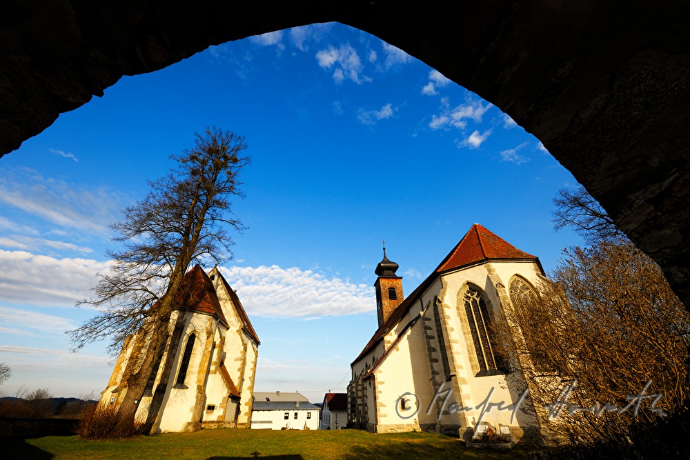 spätgotische Filialkirche St. Peter mit der Kalvarienbergkapelle