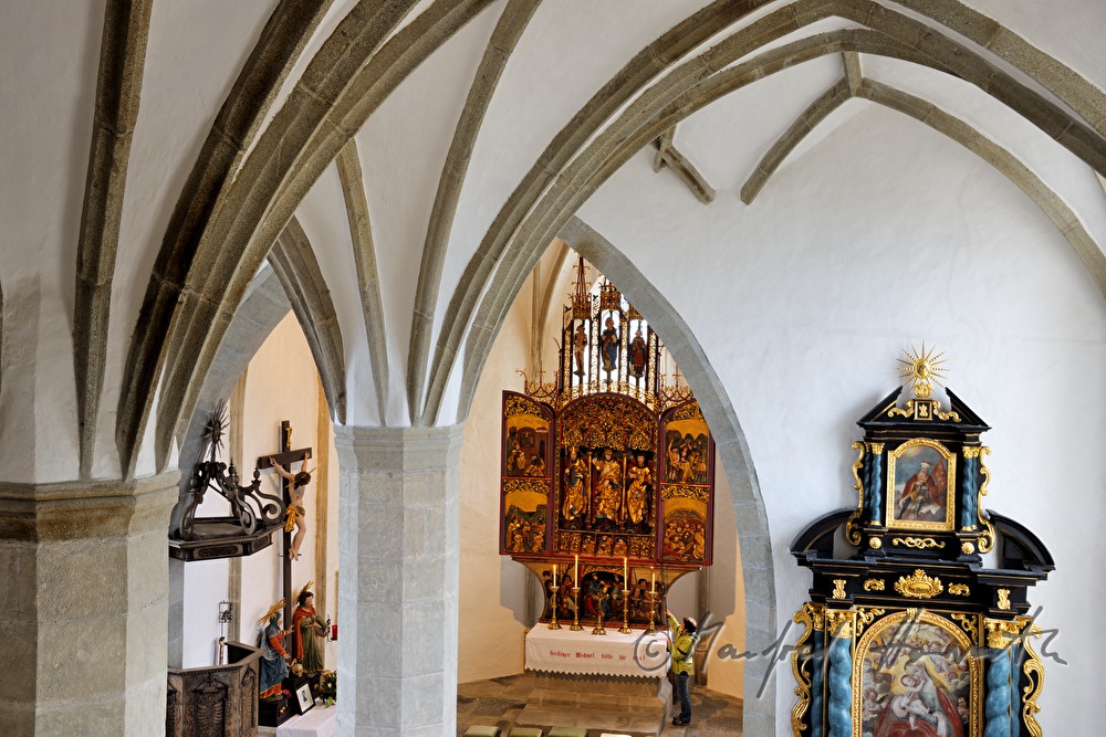 gotischer Flügelaltar und Kreuzrippengewölbe in der Filialkirche von 1524