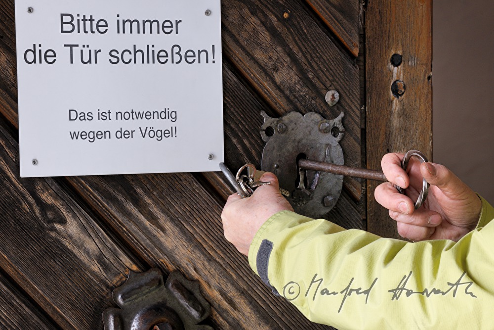 Messnerin versperrt die Tür der Filialkirche aus dem Jahr 1122