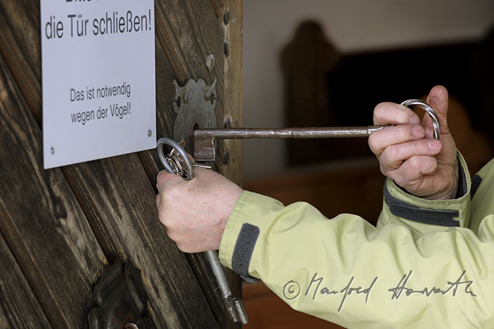 Messnerin versperrt die Tür der Filialkirche aus dem Jahr 1122