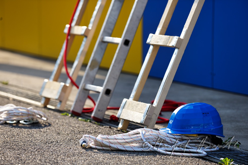 Leitern und Sicherheitsausrüstung von Dachdeckern