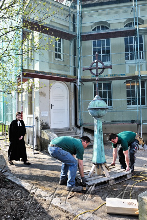 Pastorin bei der Kirchturmspitze (Renovierung des Daches)