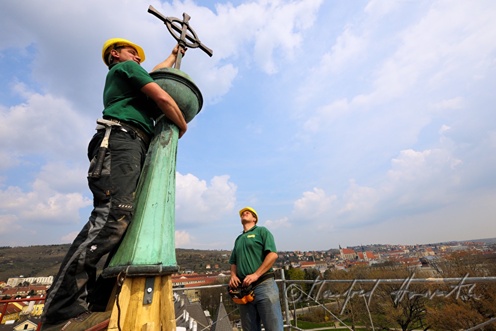 Spengler setzen den Spitz auf den Kirchturm
