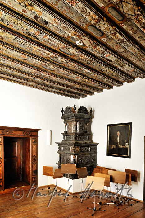 Prunksaal mit Holzdecke und Kachelofen aus der Renaissance