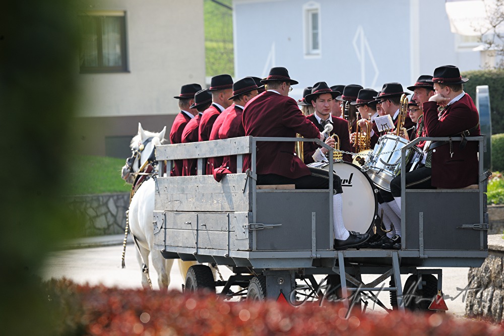 Wagen mit Musikern bei der Pferdewallfahrt (Georgiritt)