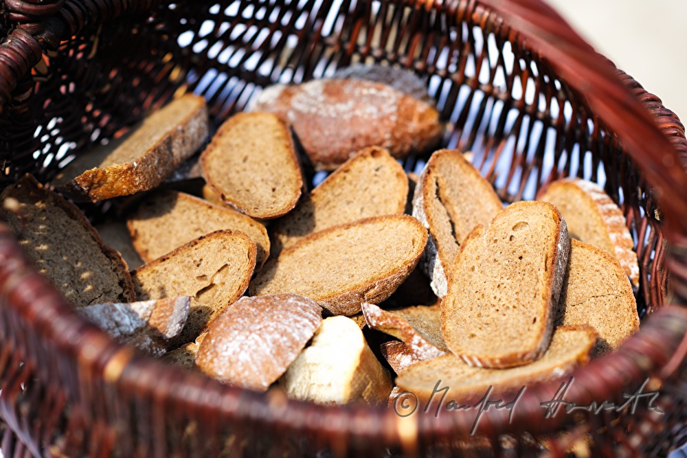 Brot bei der Feldmesse im Reitgestüt Deckart