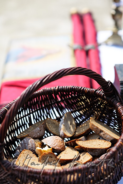 Brot bei der Feldmesse im Reitgestüt Deckart