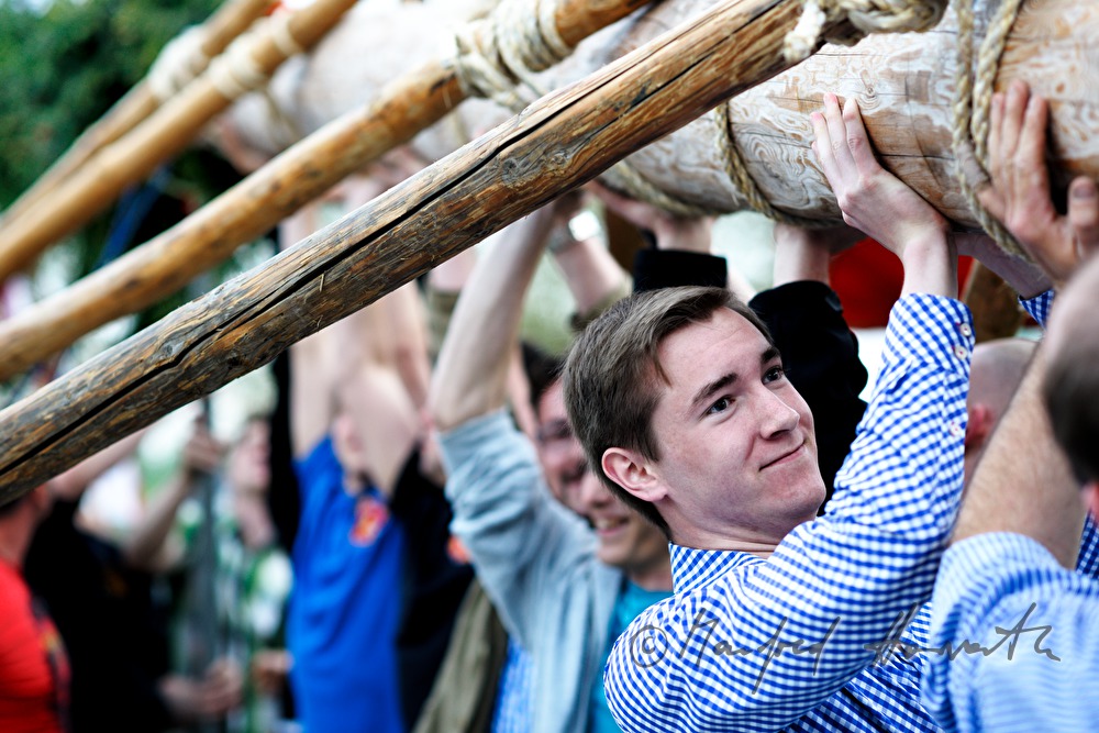 Maibaumaufstellen beim Dorfmuseum am 1. Mai