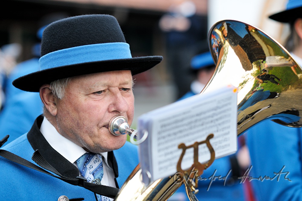 Stadtkapelle Haag spielt beim Maibaumaufstellen