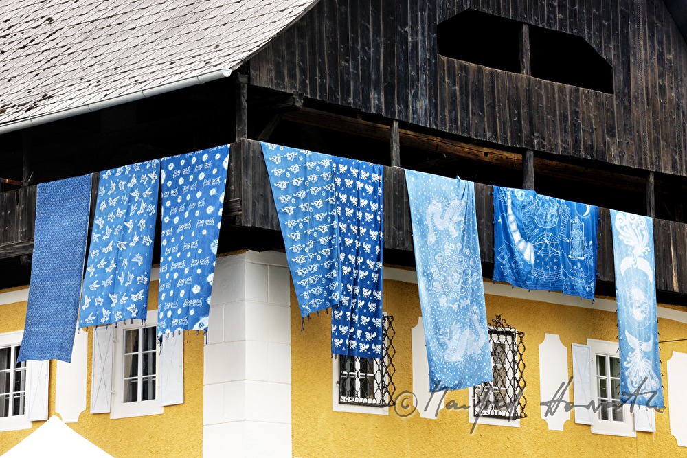Blaudruck-Tücher am Balkon des Blaudruck-Museums