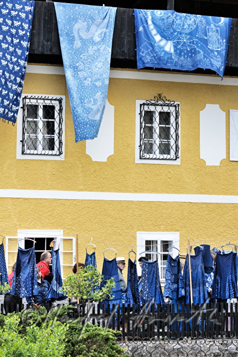 Blaudruck-Tücher am Balkon des Blaudruck-Museums