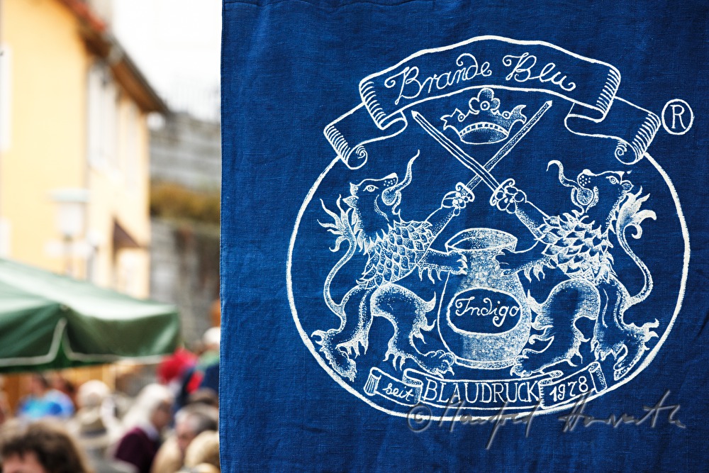 Firmen-Logo einer Blaudruck-Werkstatt beim Färbermarkt