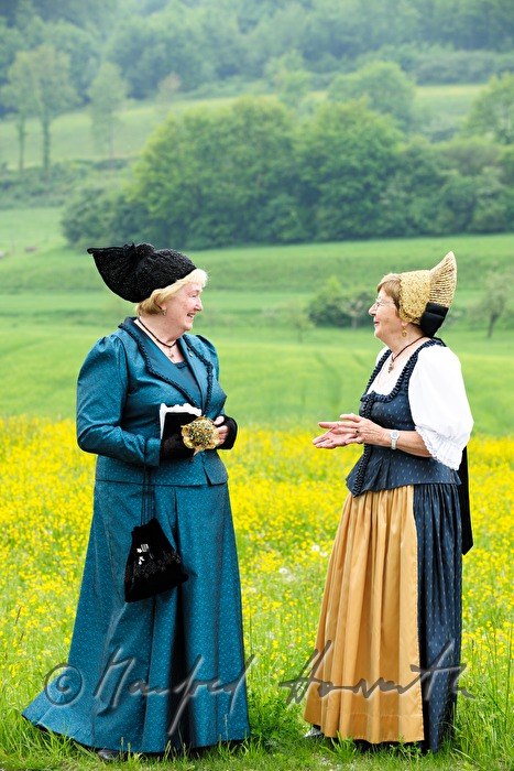 Zusammentreffen von Frauen in Wachauer und Mostviertler Tracht