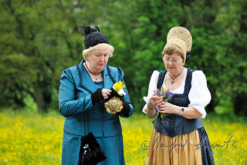 Zusammentreffen von Frauen in Wachauer und Mostviertler Tracht