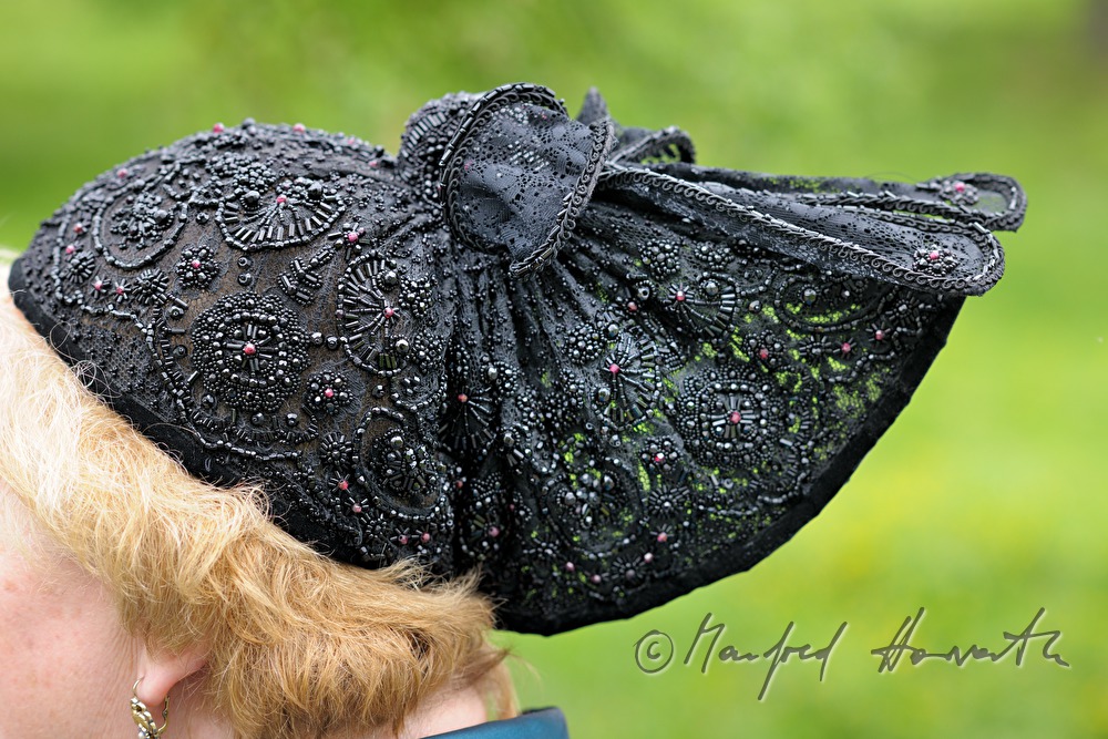Frau in Mostviertler Tracht mit Schwarzhaube