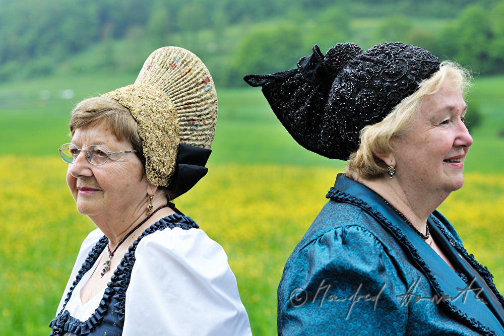 Zusammentreffen von Frauen in Wachauer und Mostviertler Tracht
