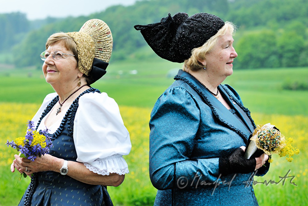 Zusammentreffen von Frauen in Wachauer und Mostviertler Tracht