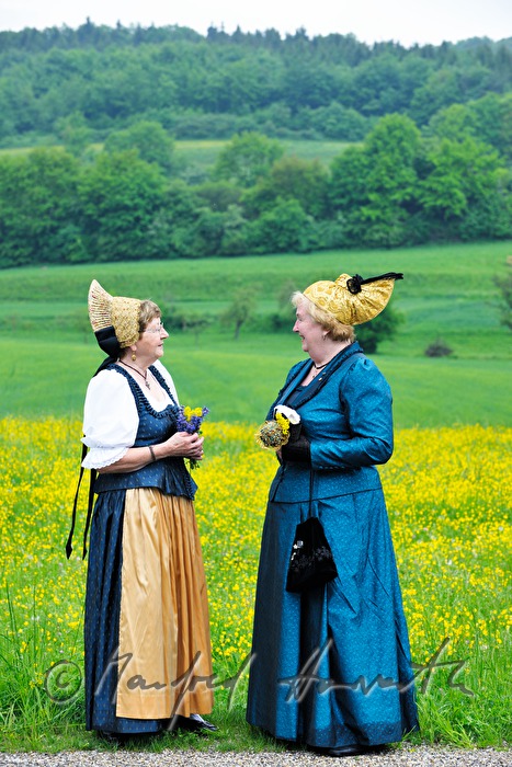 Zusammentreffen von Frauen in Wachauer und Mostviertler Tracht
