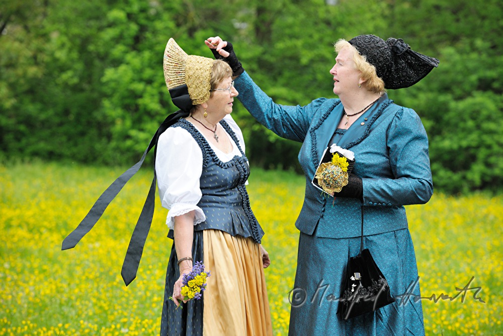 Zusammentreffen von Frauen in Wachauer und Mostviertler Tracht