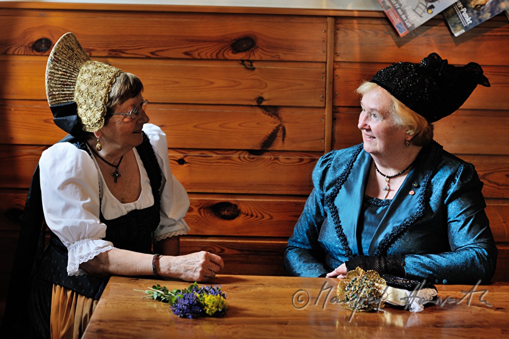 Wachauer Tracht (links) und Mostviertler Tracht (rechts)