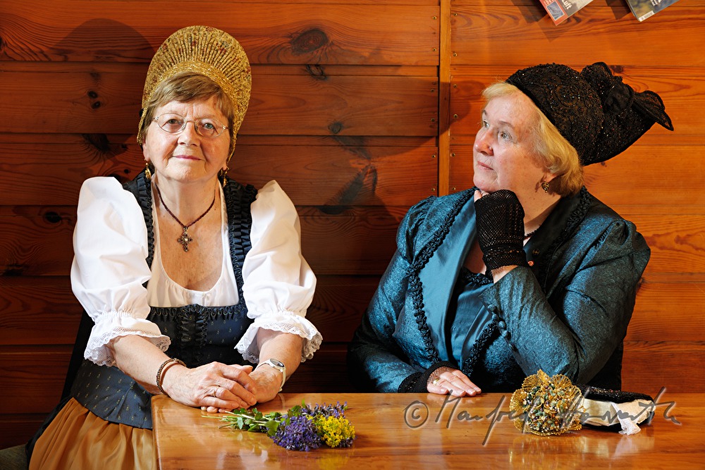 Wachauer Tracht (links) und Mostviertler Tracht (rechts)