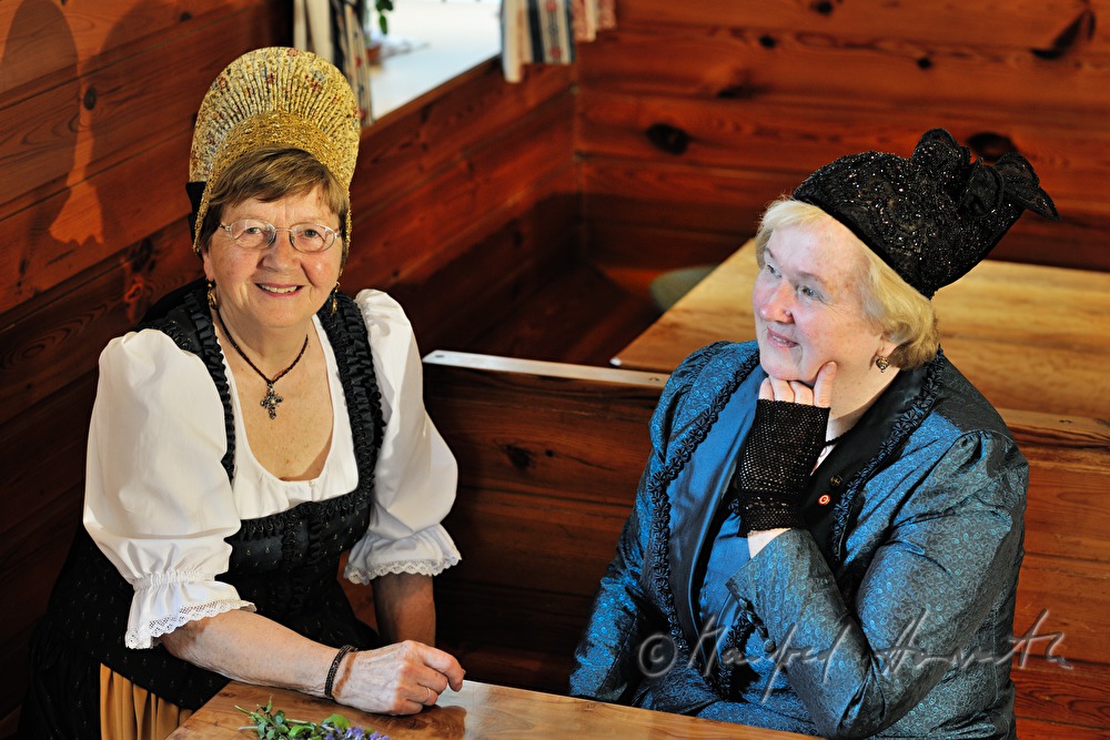 Wachauer Tracht (links) und Mostviertler Tracht (rechts)
