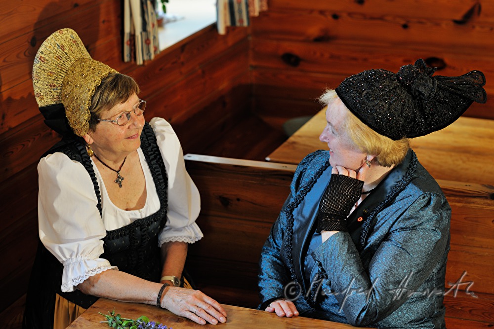 Wachauer Tracht (links) und Mostviertler Tracht (rechts)