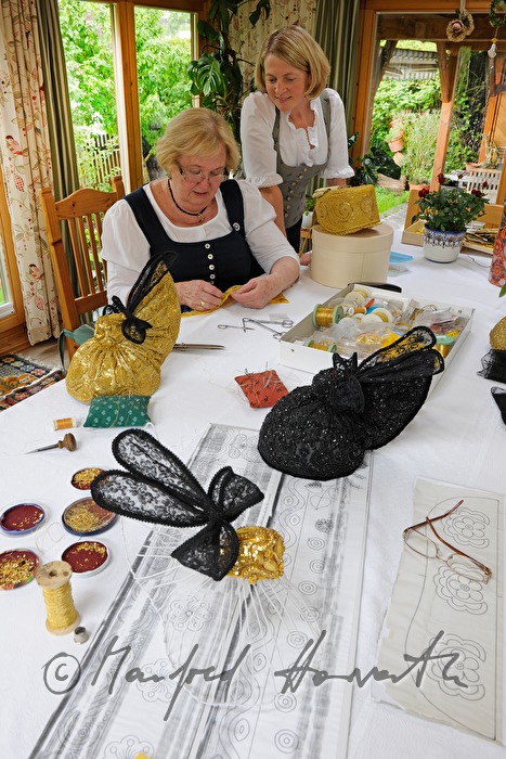 Frau schneidert ihre eigene Goldhaube