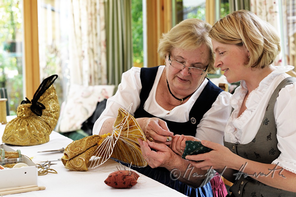 Frau schneidert ihre eigene Goldhaube