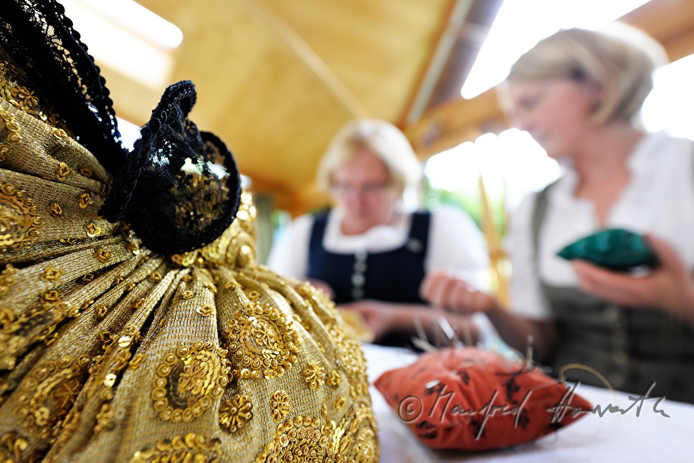 Frau schneidert ihre eigene Goldhaube
