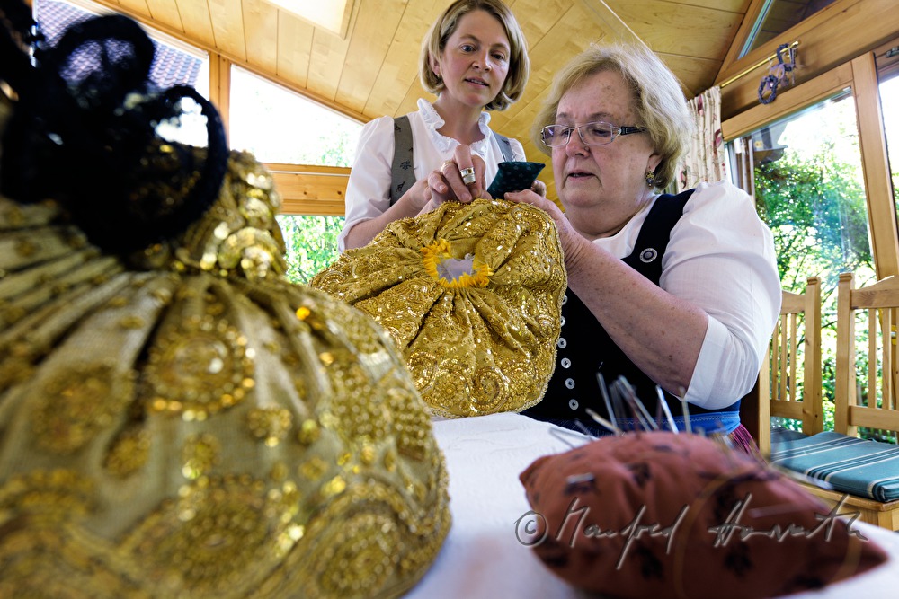 Frau schneidert ihre eigene Goldhaube