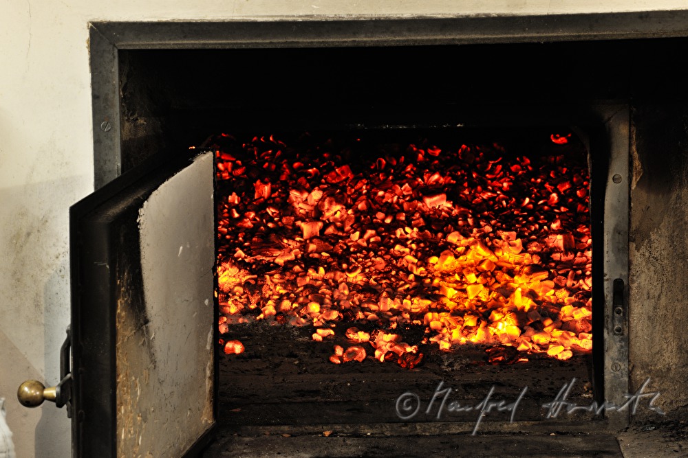 Blick in den Holzofen mit Glut