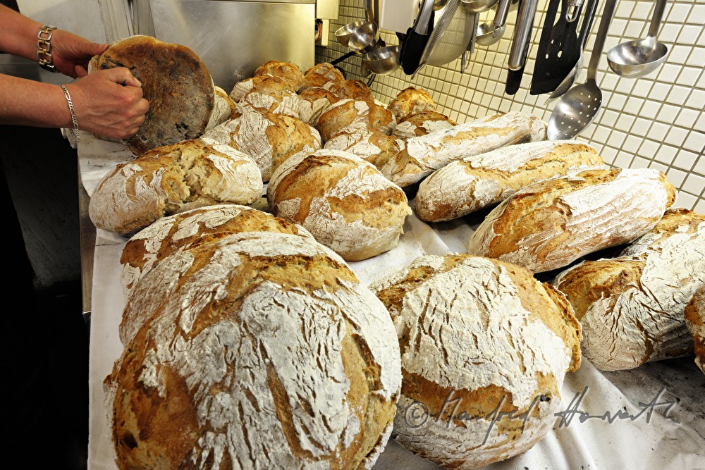 frisch gebackenes Brot kühlt aus
