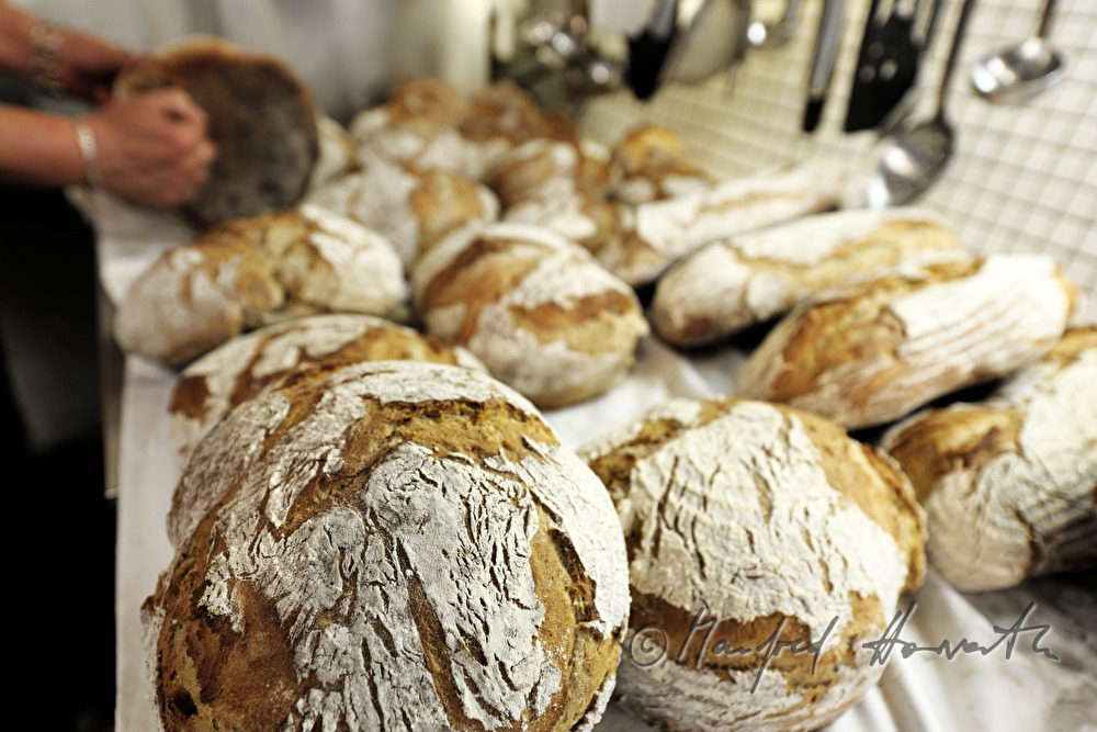 frisch gebackenes Brot kühlt aus