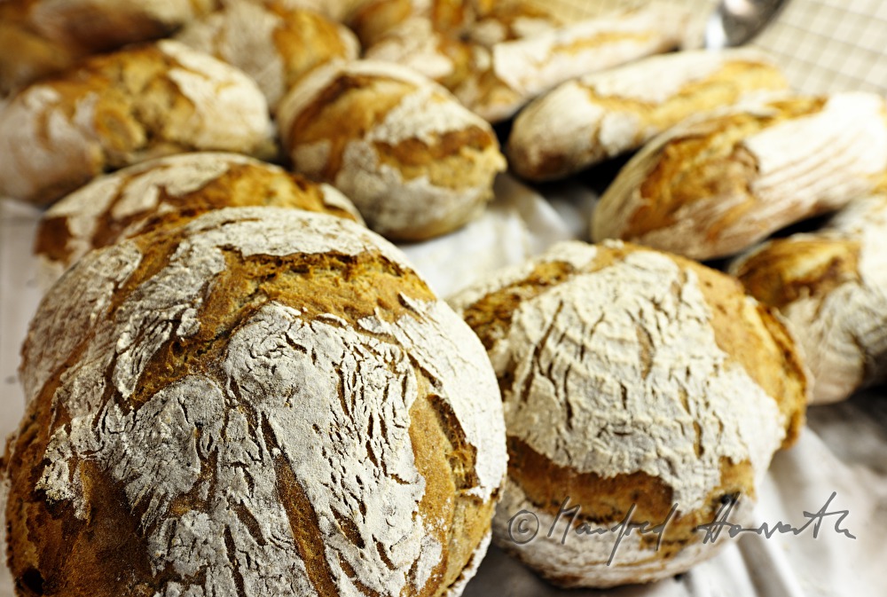 frisch gebackenes Brot kühlt aus