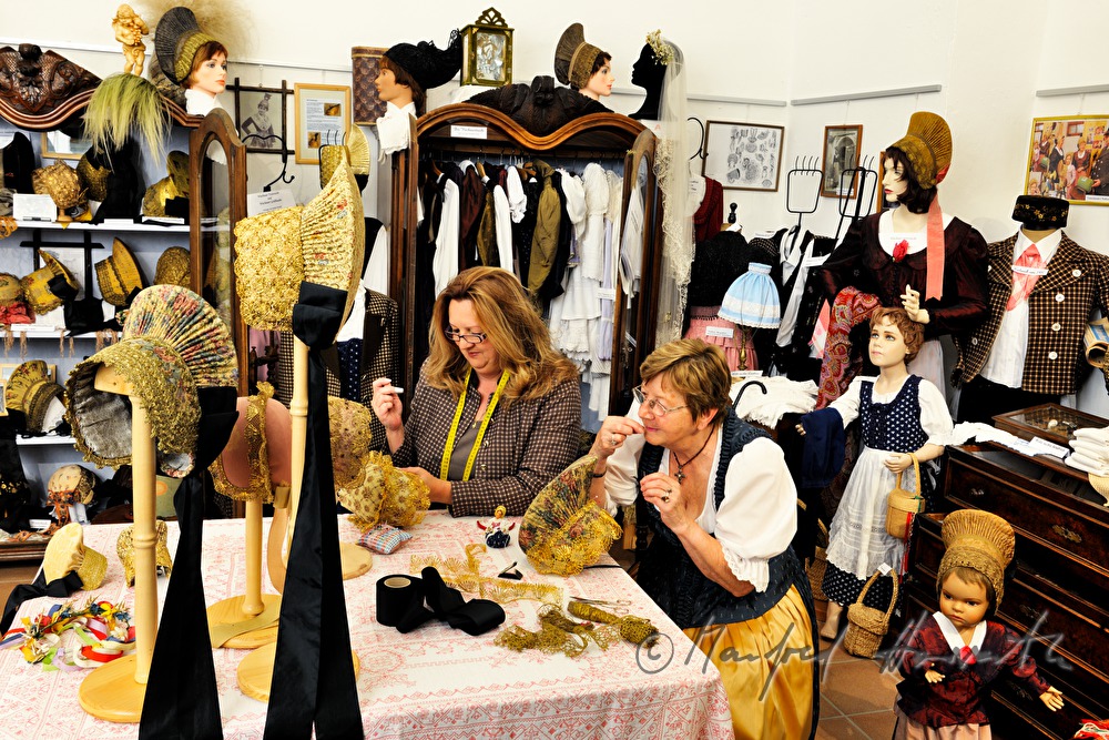 Elfriede und Karin Kristament machen Goldhauben im Goldhaubenmuseum