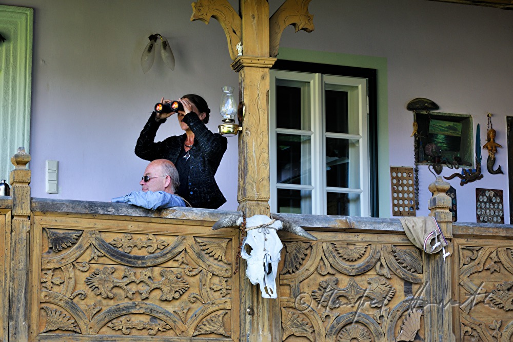 Otto Lechner und Anne Bennent auf dem Balkon ihrer Villa