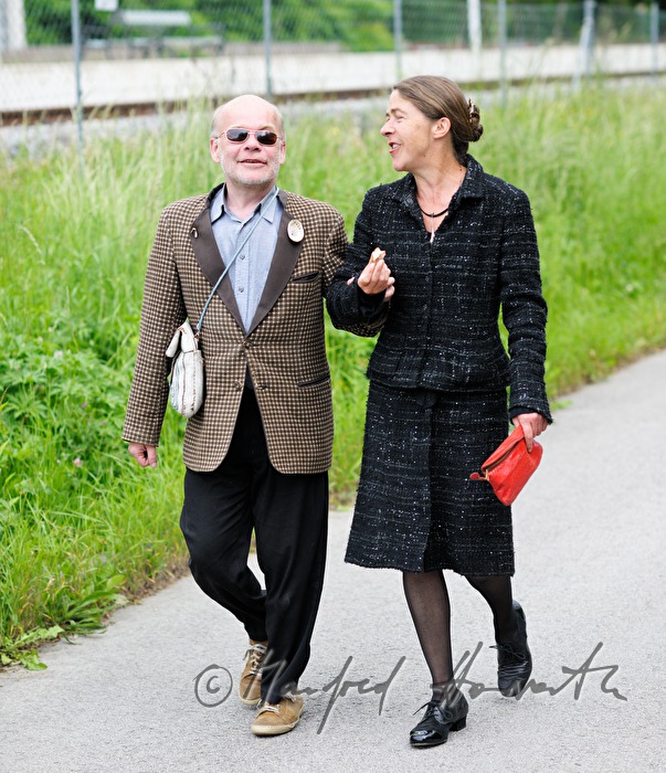 Otto Lechner und Anne Bennent vor dem Bahnhof