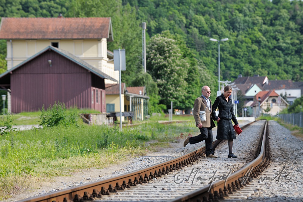 Otto Lechner und Anne Bennent vor dem Bahnhof
