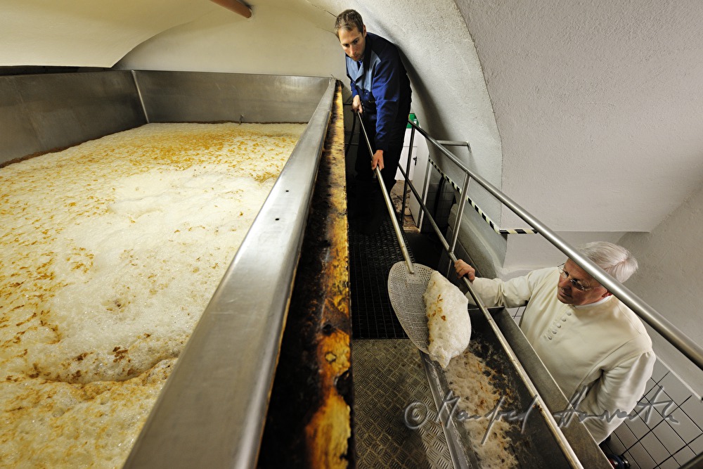 Abschöpfen von Schaum am offenen Gärbottich