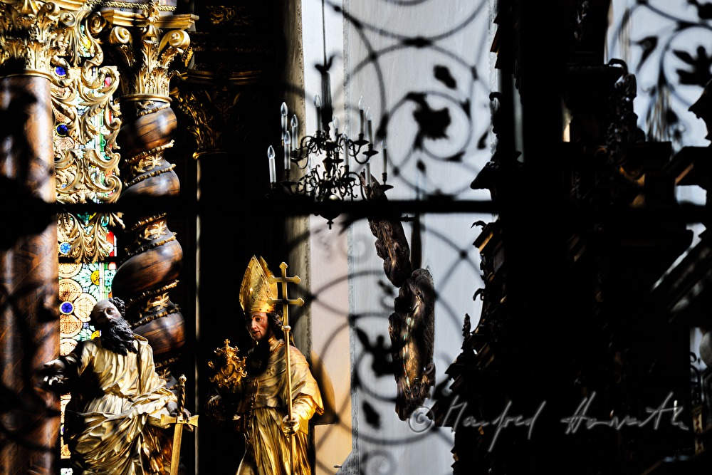 barockes Interieur mit Heiligenfiguren
