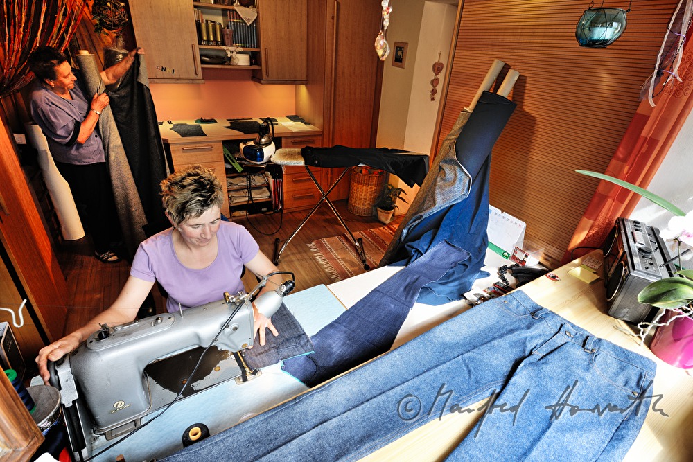 Schneiderin beim Nähen von Mühlviertler Jeans