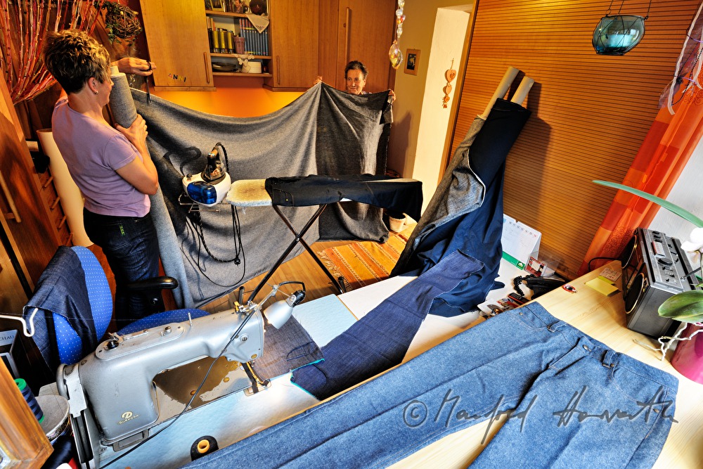 Schneiderin beim Nähen von Mühlviertler Jeans