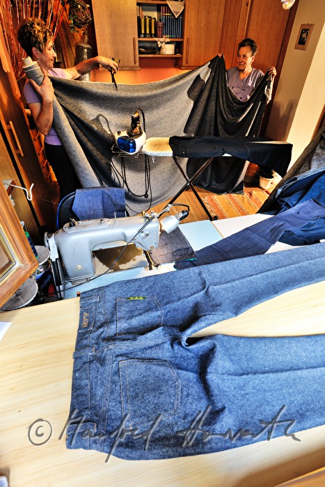 Schneiderin beim Nähen von Mühlviertler Jeans