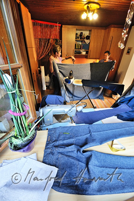 Schneiderin beim Nähen von Mühlviertler Jeans